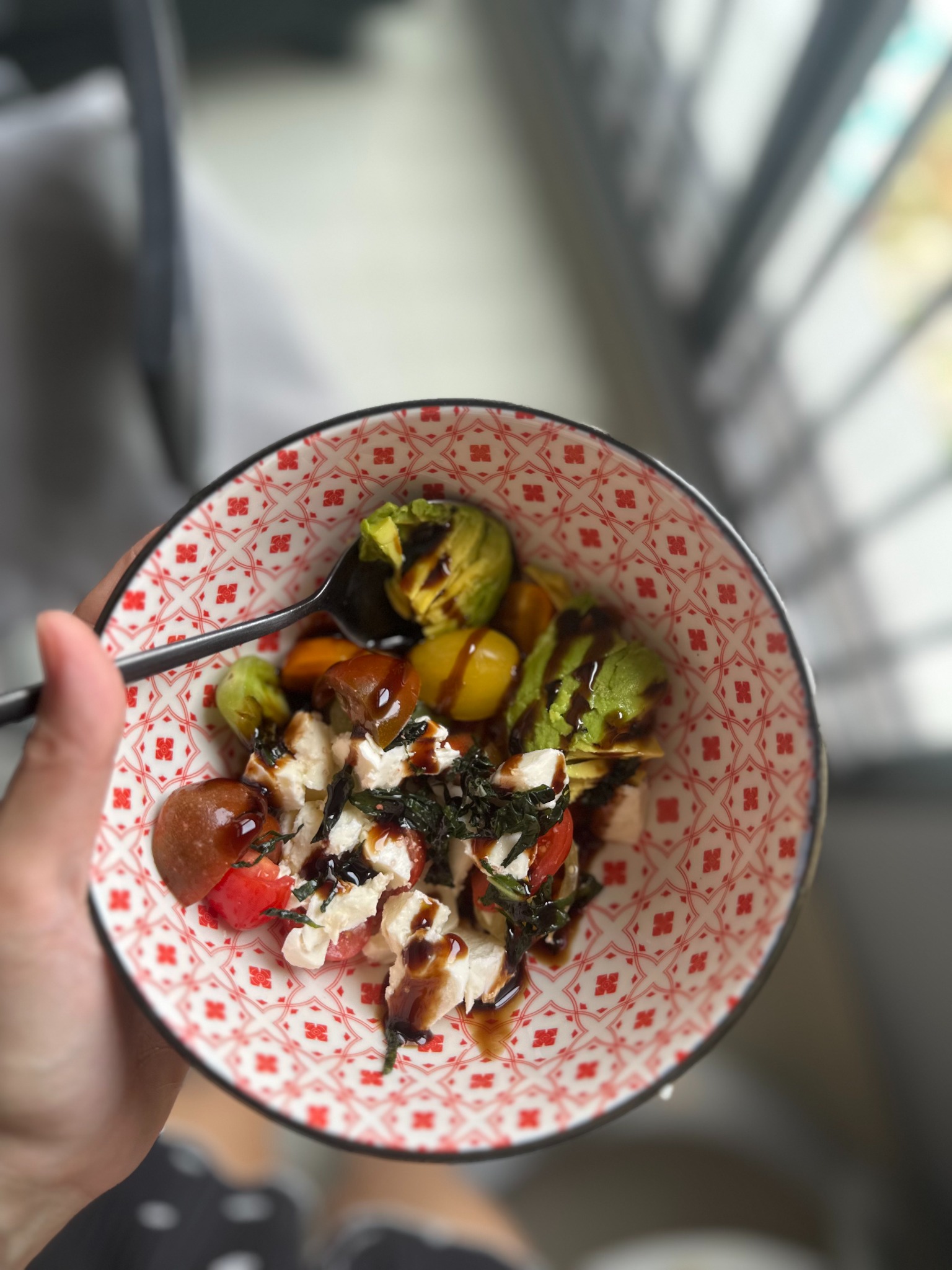 Ven’s colourful bowl with avocado and tomatoes
